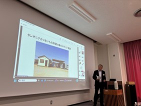 タンザニアでの調査の様子を説明する照沼講師