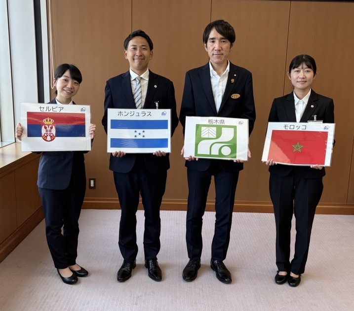 栃木県庁にて、（左より）深澤 菜月隊員、福田 篤正隊員、赤岩 弘智副知事、山口 冬響隊員