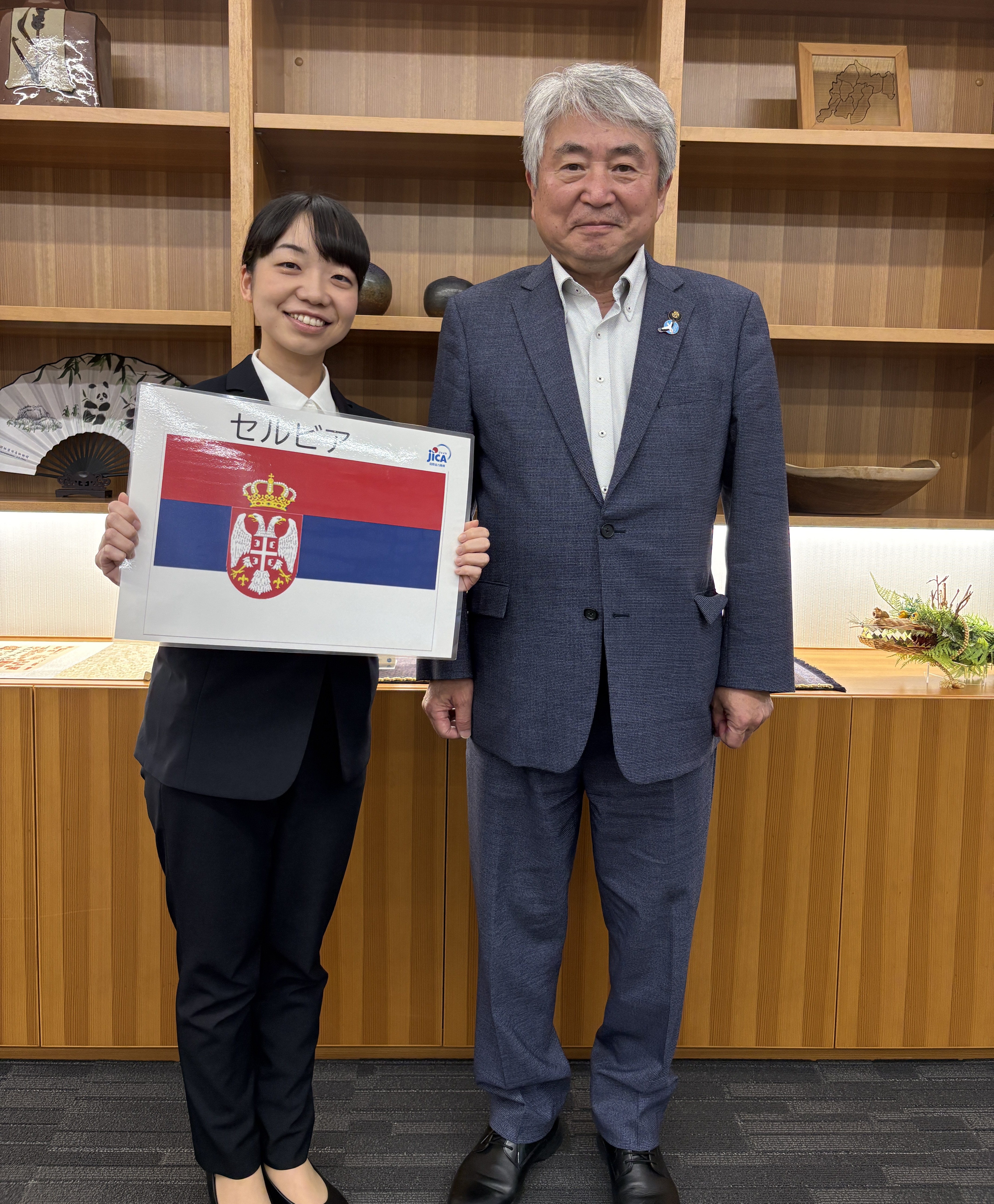 左から深澤 菜月隊員（セルビア／障害児・者支援）と小山市・浅野 正富市長