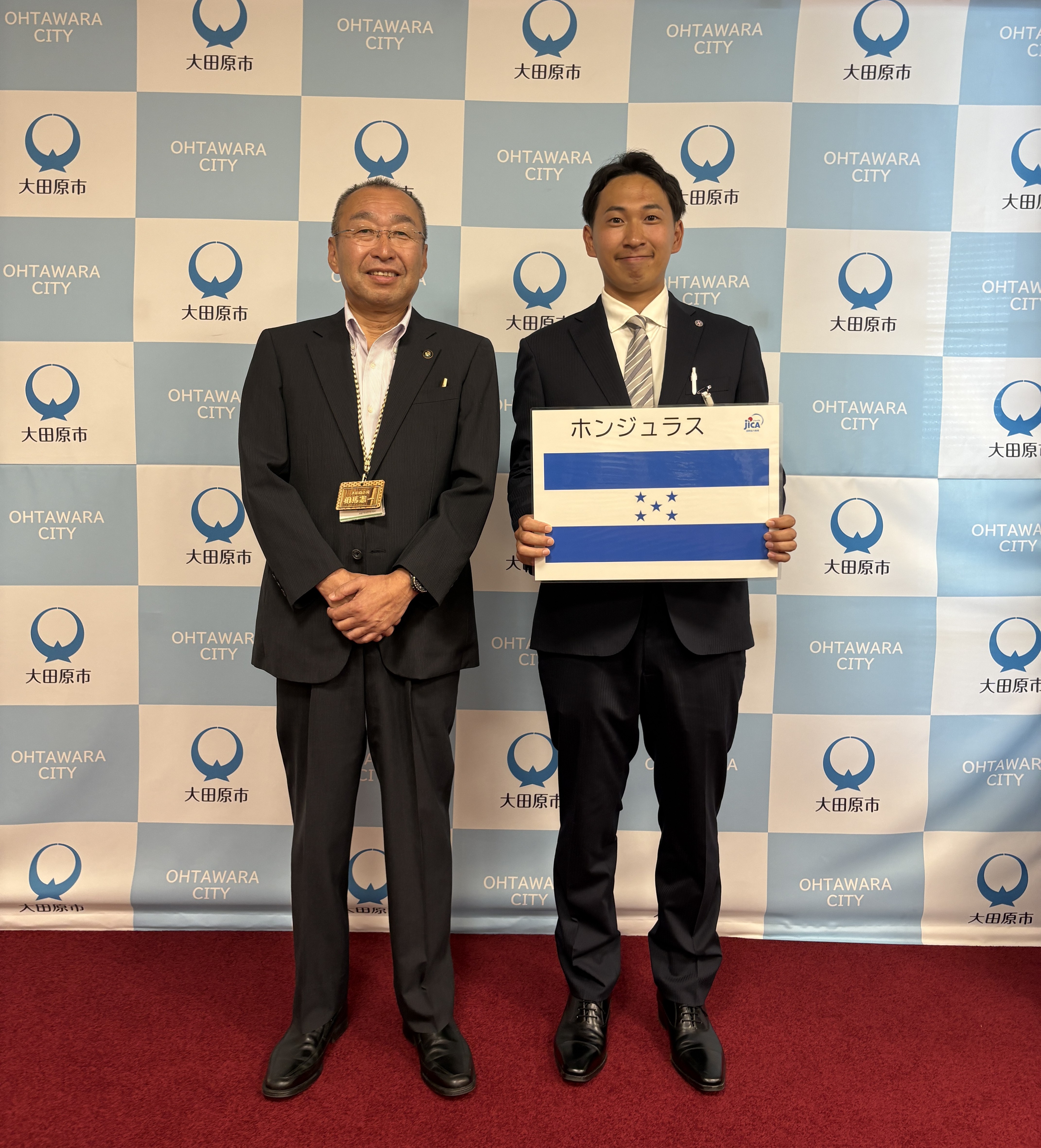 左から大田原市・相馬 憲一市長と福田 篤正（ホンジュラス／環境教育）
