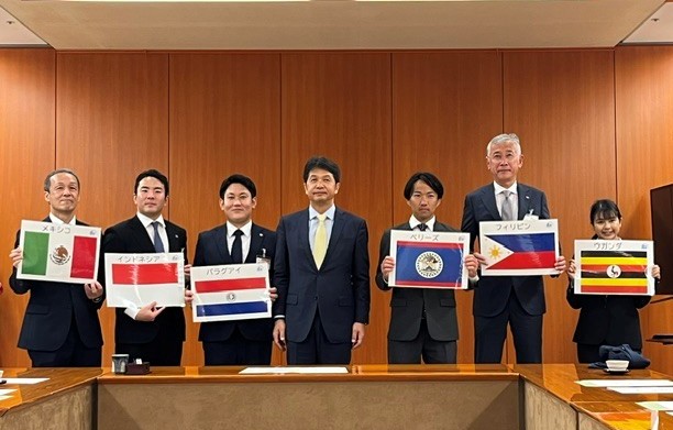 茨城県庁にて、大井川和彦知事と共に