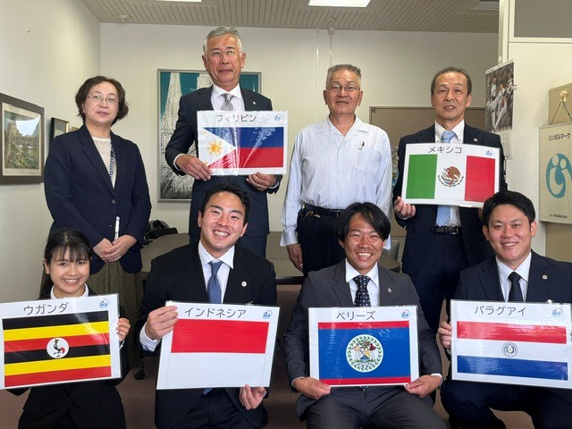 茨城県国際交流協会にて、根本博文理事長と共に