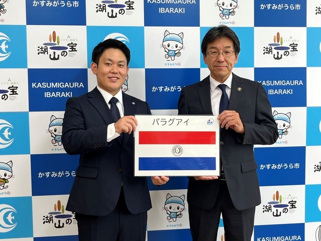 左から長峰雅紀隊員（パラグアイ／障害児・者支援）とかすみがうら市・宮嶋謙市長