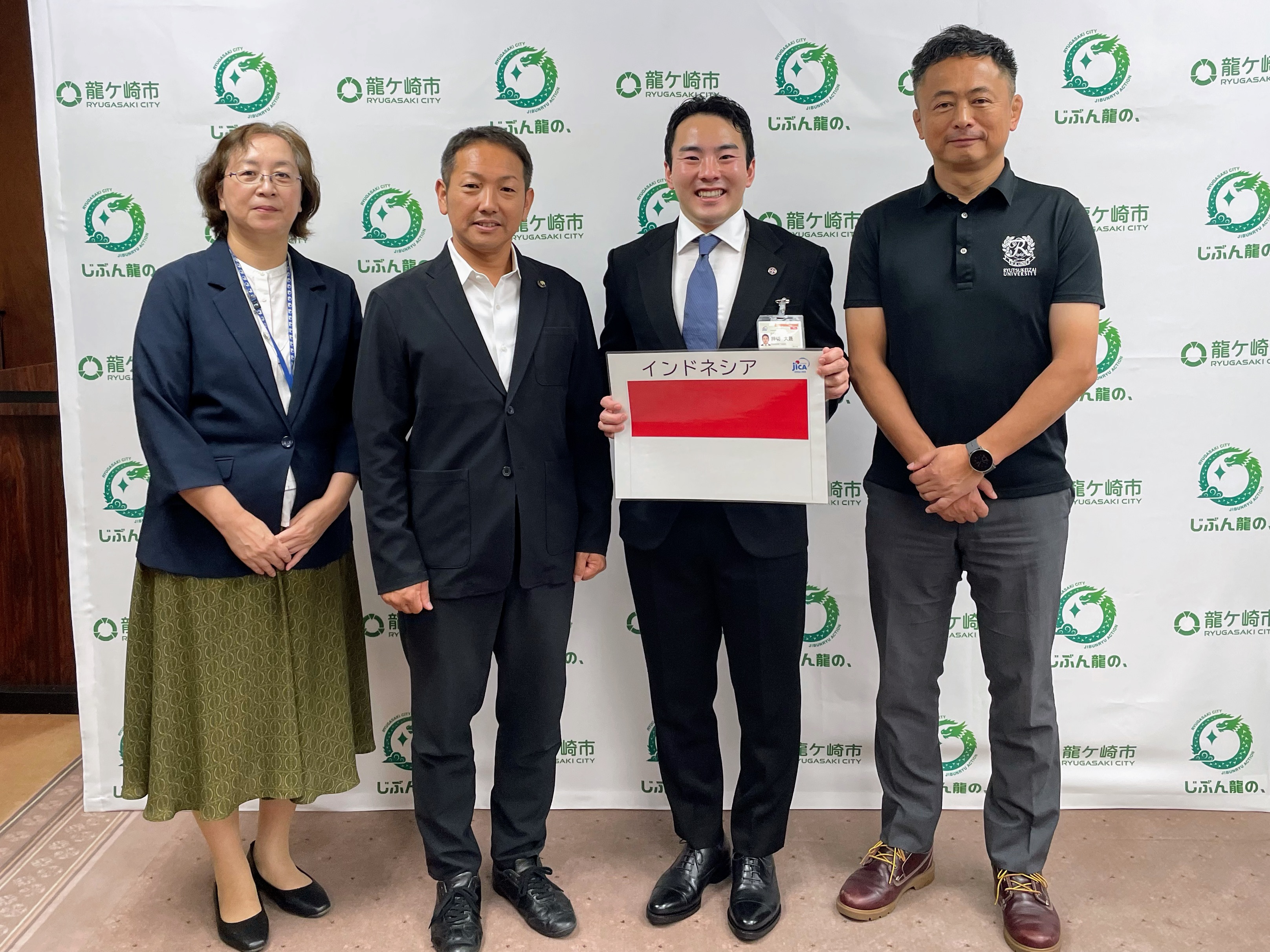 左からJICA筑波・森口加奈子所長、龍ヶ崎市・萩原勇市長、押切大晟隊員（インドネシア／ラグビー）、流通経済大学スポーツ健康科学部・西機真教授