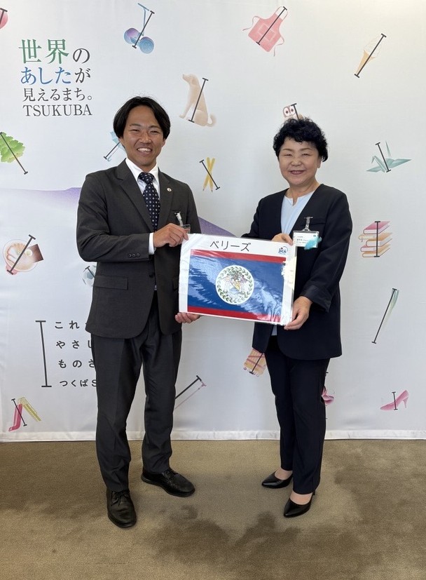 左から古東咲也隊員（ベリーズ／野球）とつくば市・松本玲子副市長