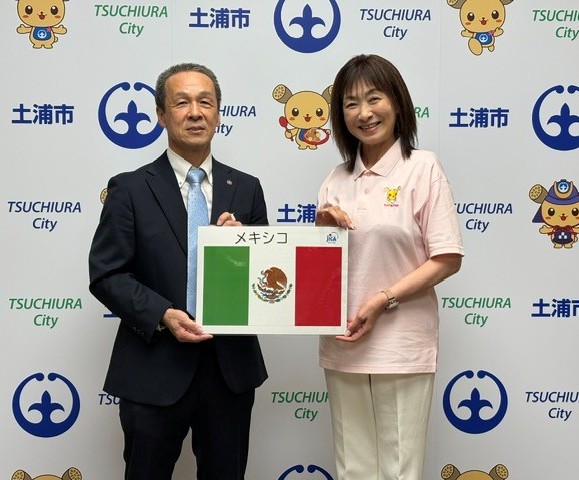 左から廣瀬均隊員（メキシコ／機械工学）と土浦市・安藤真理子市長