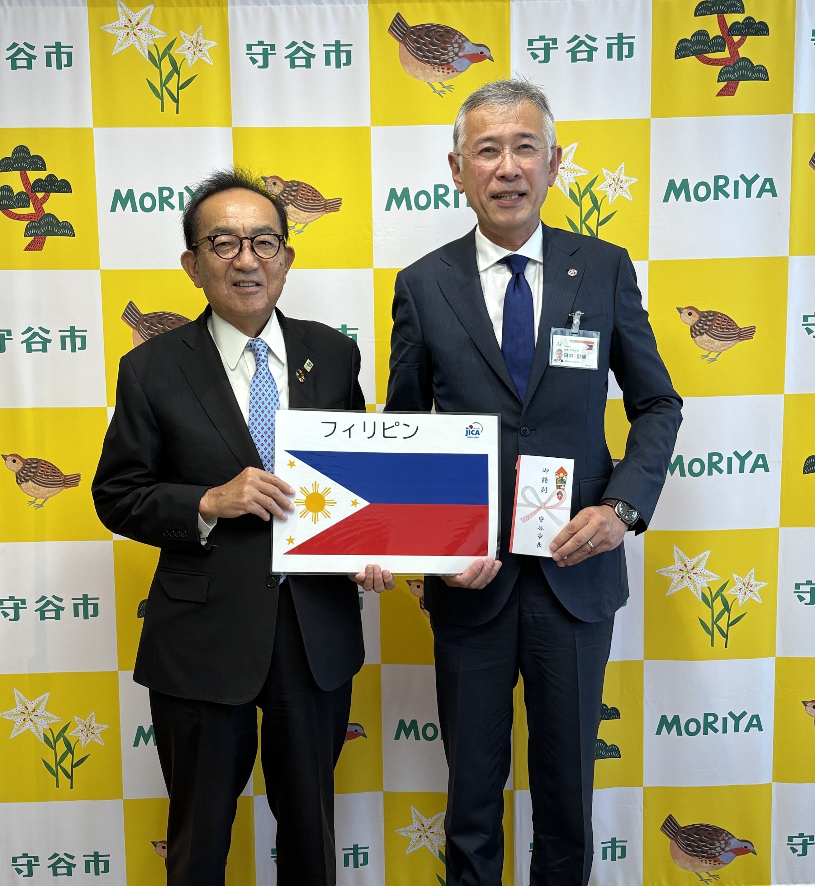 左から守谷市・松丸修久市長と田中計実隊員（フィリピン／化学・応用化学）