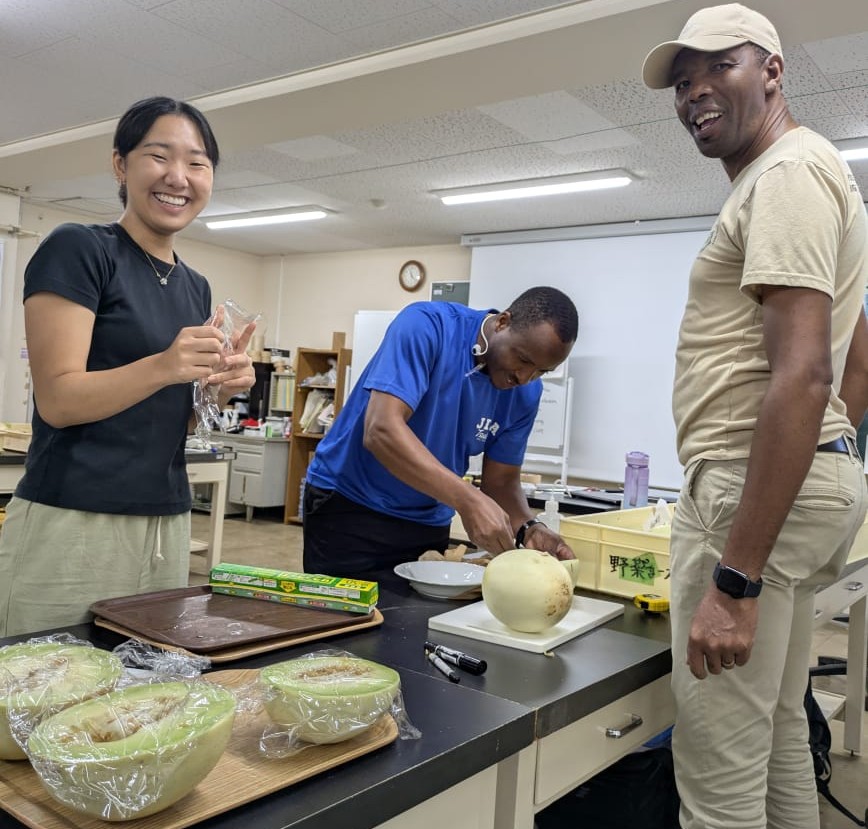 メロンの品種比較試験（果実調査、食味試験）の準備中！