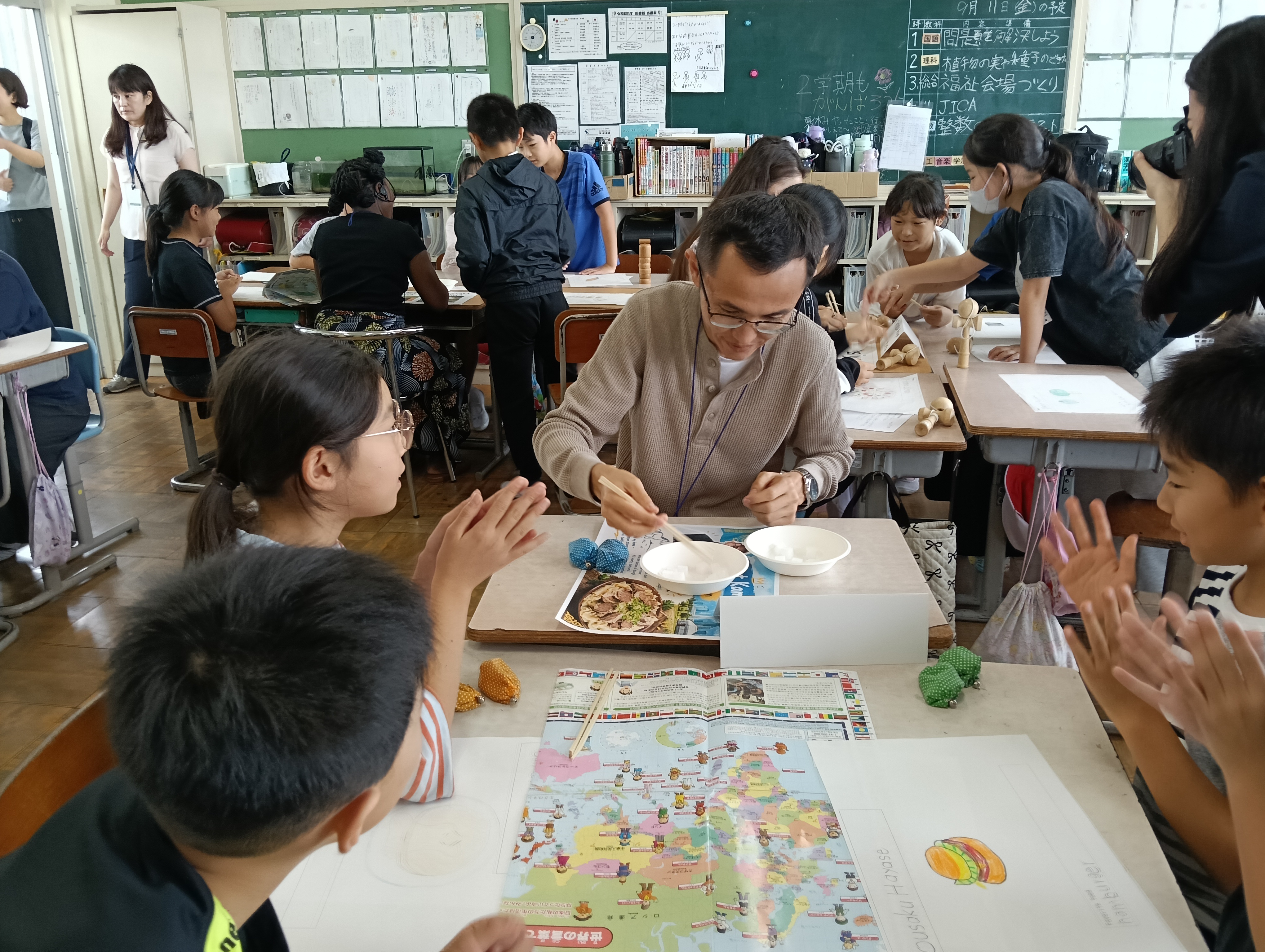（写真③）：お箸ゲームの様子