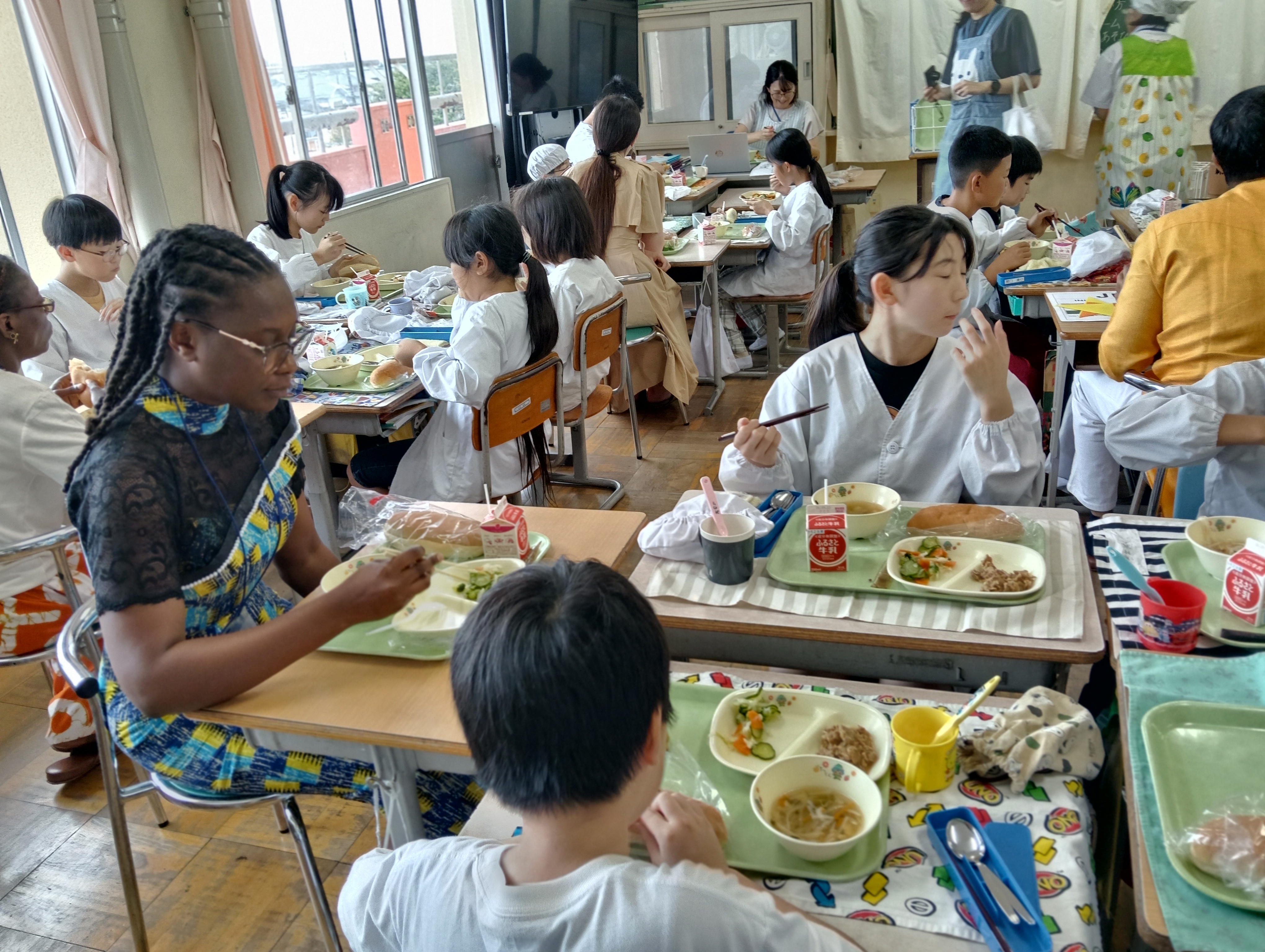 （写真⑨）：給食交流②