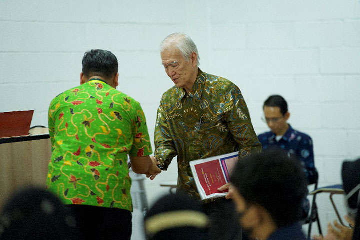 President Watanabe Hiroshi being introduced to the students by the facilitator of the lecture