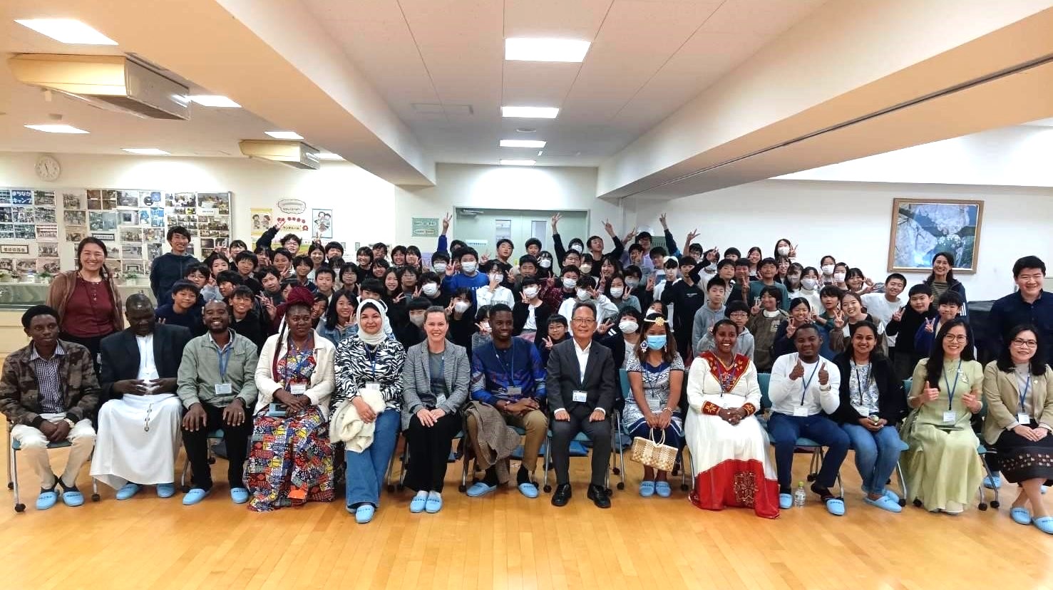 With sixth-graders from Akatsutsutsumi Primary School in Setagaya Ward: front row, centre is Principal Komiya, second row, far left is teacher Horie, who was in charge of the class.　 