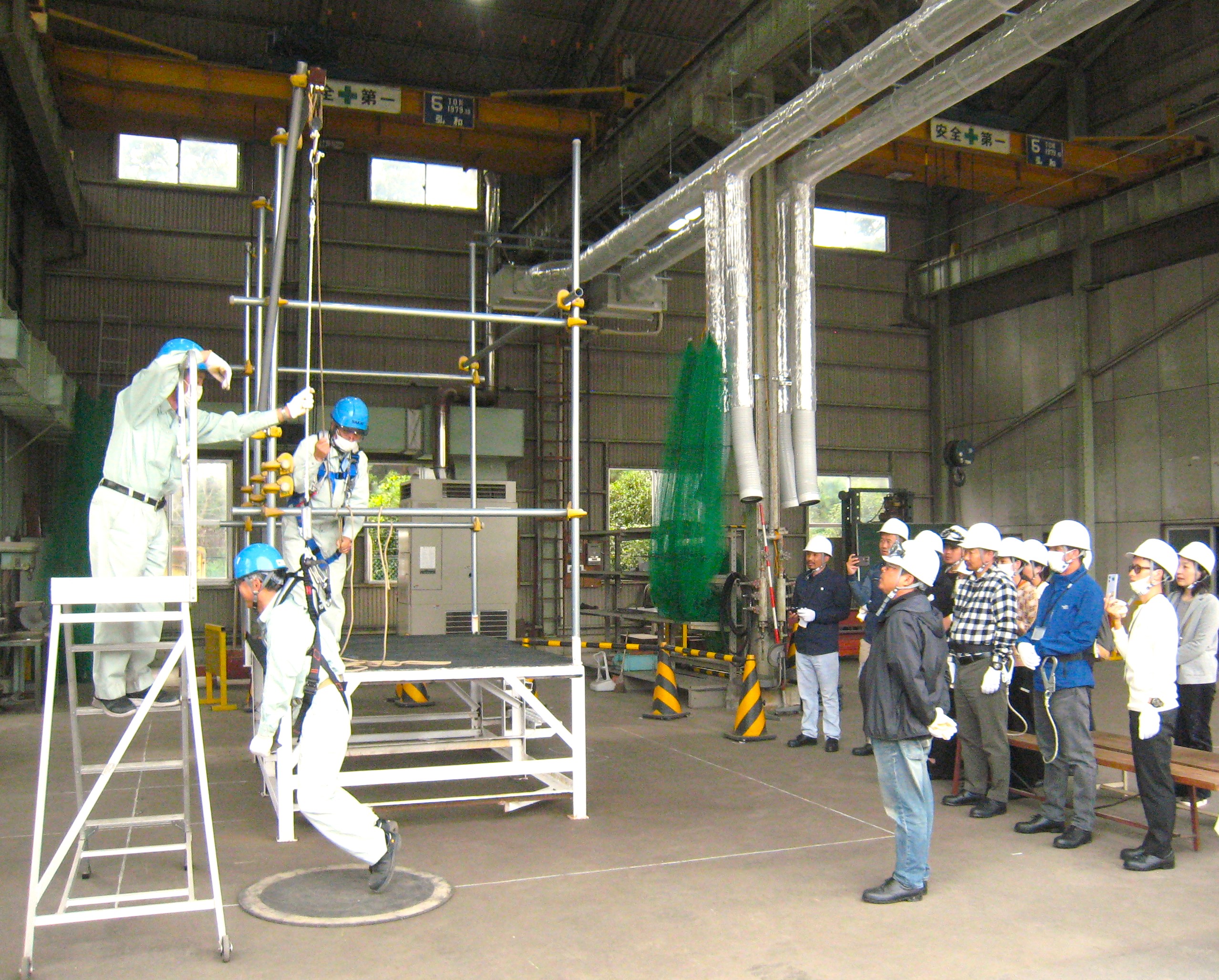 Hands-on practice demonstrating fall prevention using a full harness　(at Sakai Heavy Industries Training Center)