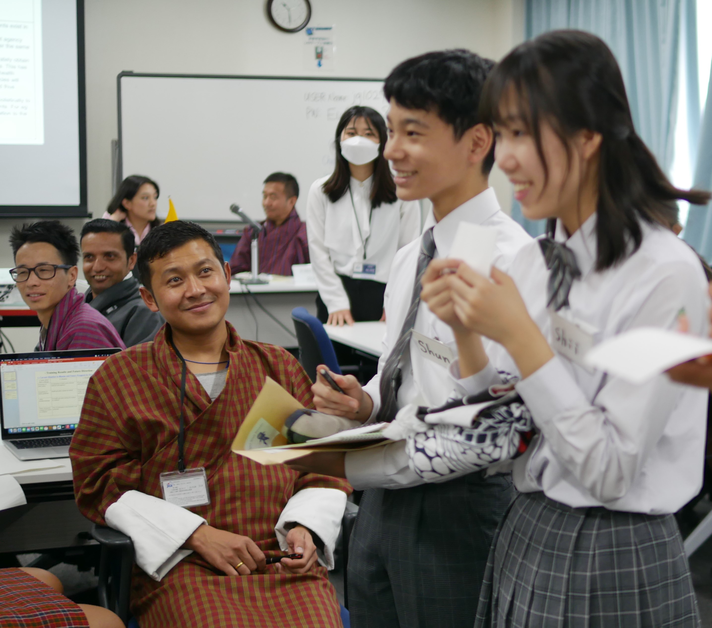 Junior high school students introduced themselves in English and enjoyed the communications!