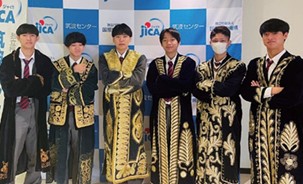 High school students trying on traditional costumes from around the world, experiencing the cultures and climates of various countries and regions.