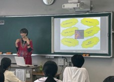 A former JICA Volunteer sharing her experiences in a developing country during an "International Cooperation Outreach Seminar" at a school