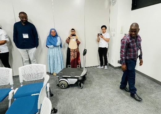 KCCP long-term Participants are observing the demonstration of autonomous mobility robotic cart “Thouzer" at the Tsukuba city hall 