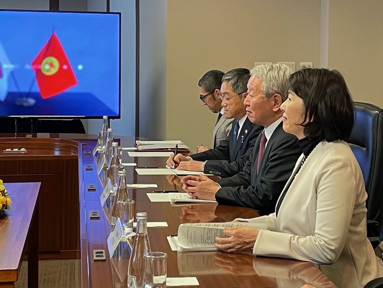 A scene from the meeting (President Tanaka: second from right)