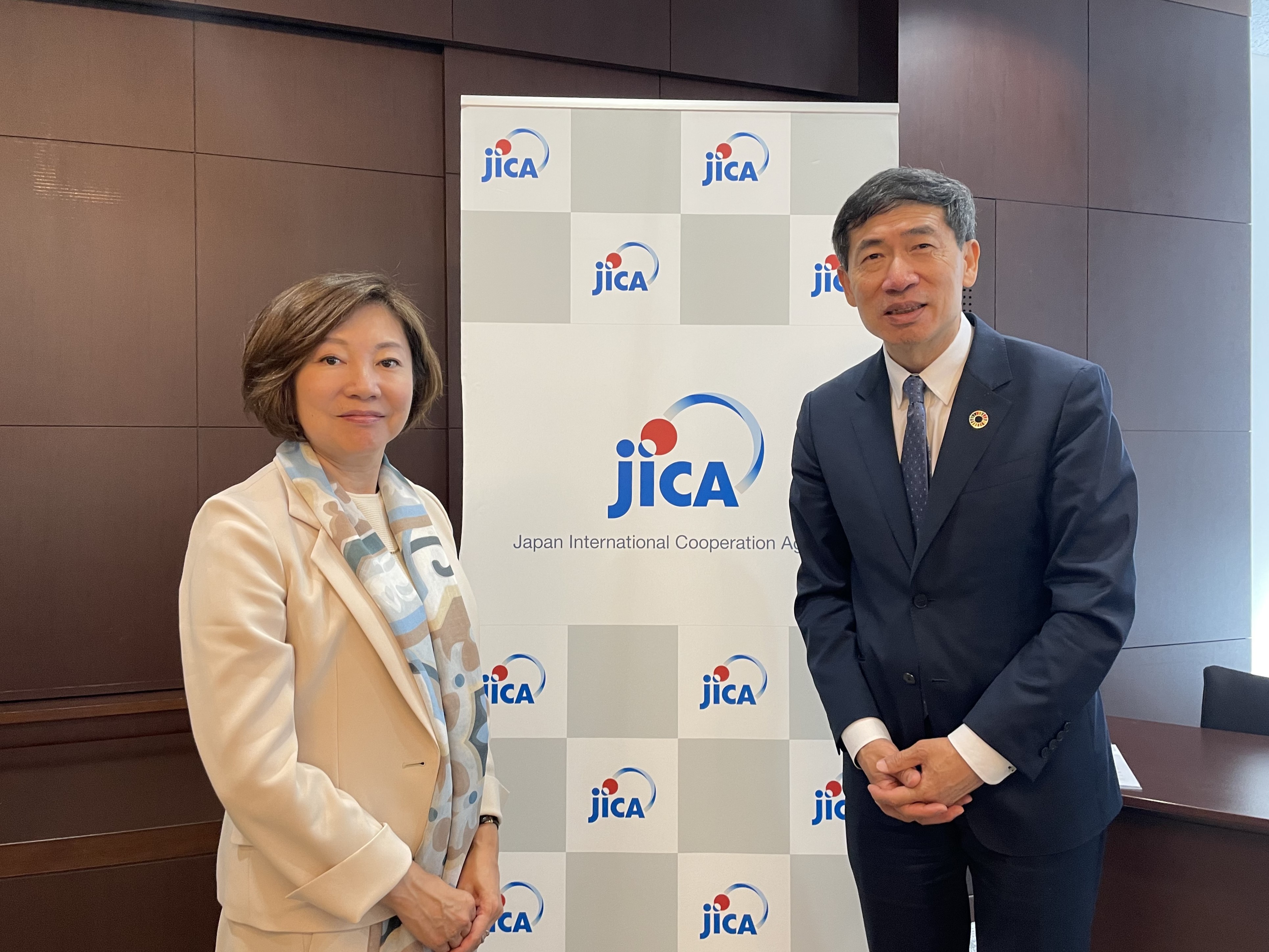 JICA Executive Senior Vice President Miyazaki (left) and UN Under-Secretary-General and Associate Administrator of UNDP Xu