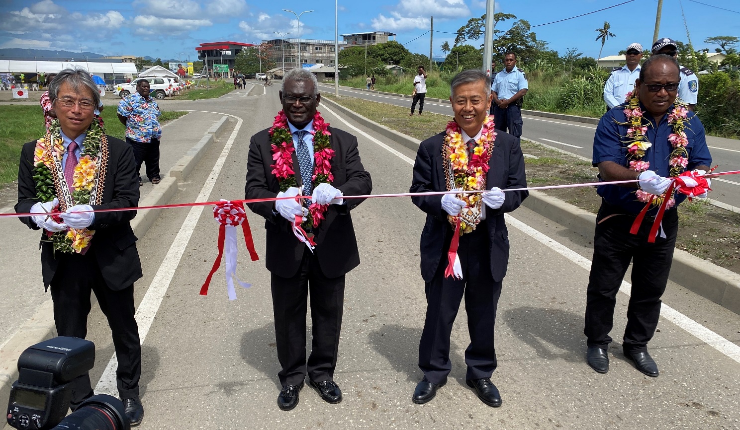 JICA Representative Takeshi Watanabe, Prime Minister Manasseh D. Sogavare, Japanese Ambassador Yoshiaki Miwa, and the Deputy Prime Minister Manasseh Maelanga Cutting the Ribbon