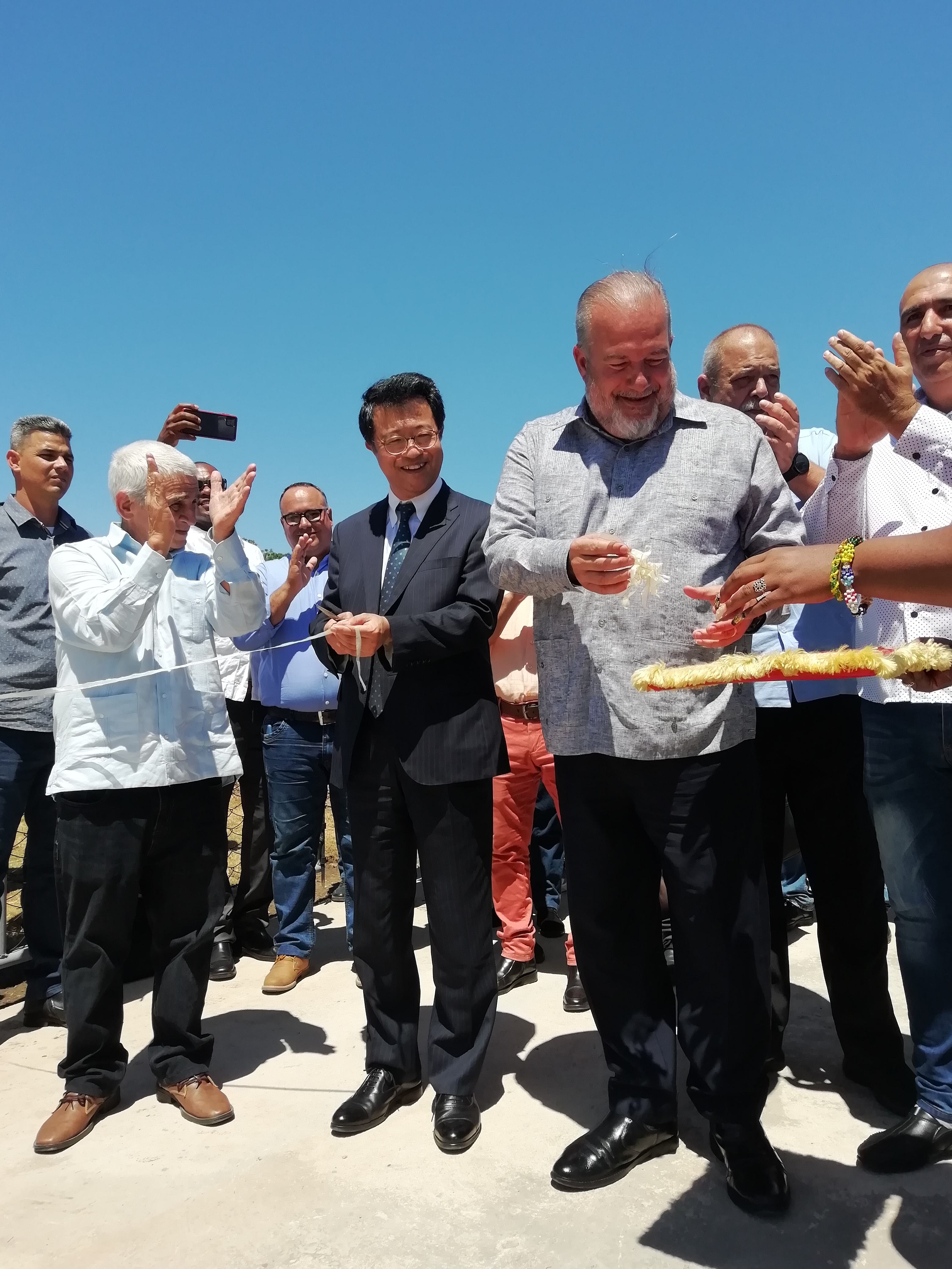  Ribbon-cutting ceremony (from left: UNE General Director López Valdés, Ambassador Hirata, and Prime Minister Marrero)