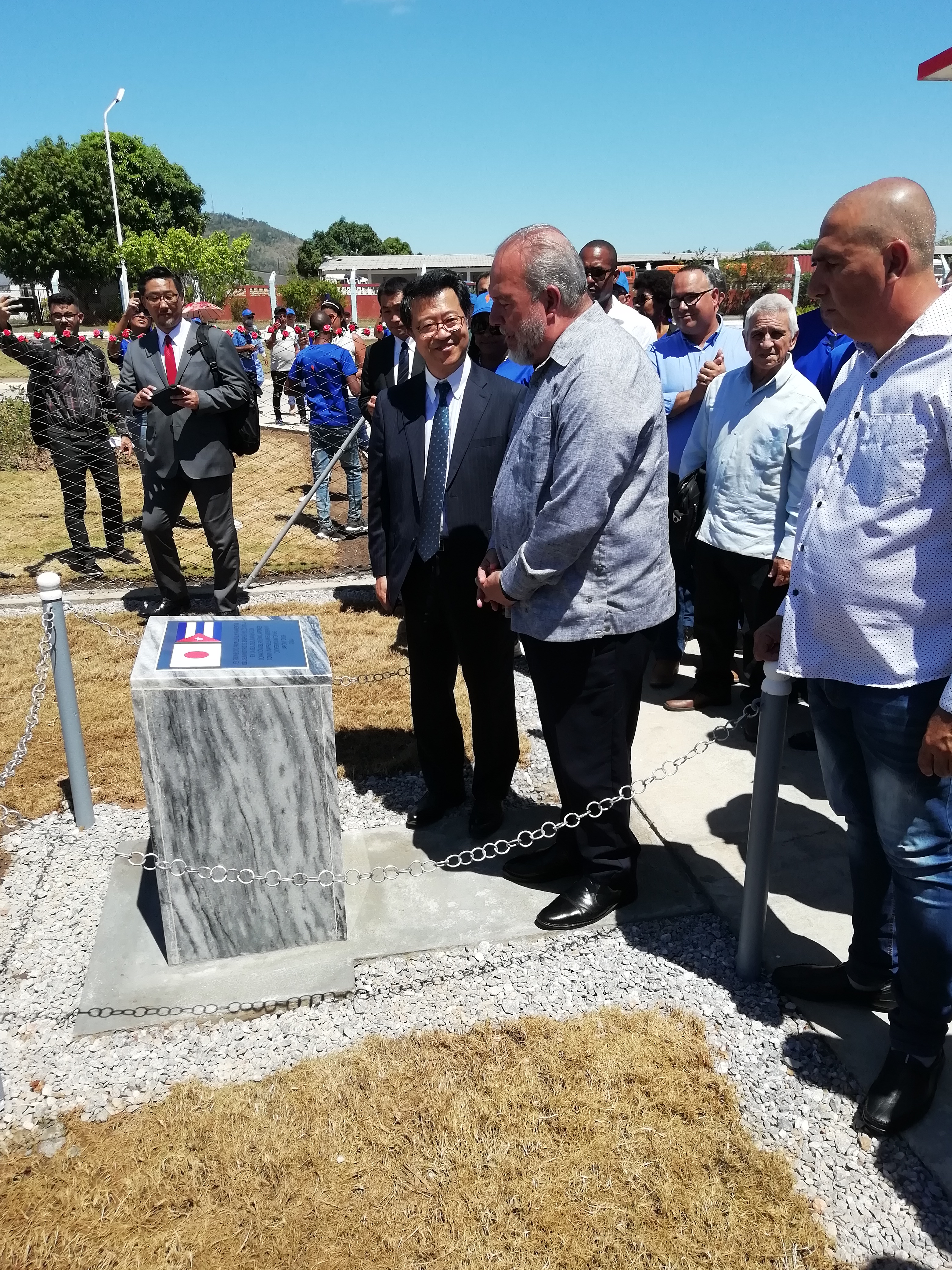 Prime Minister Marrero and Ambassador Hirata view the commemorative nameplate