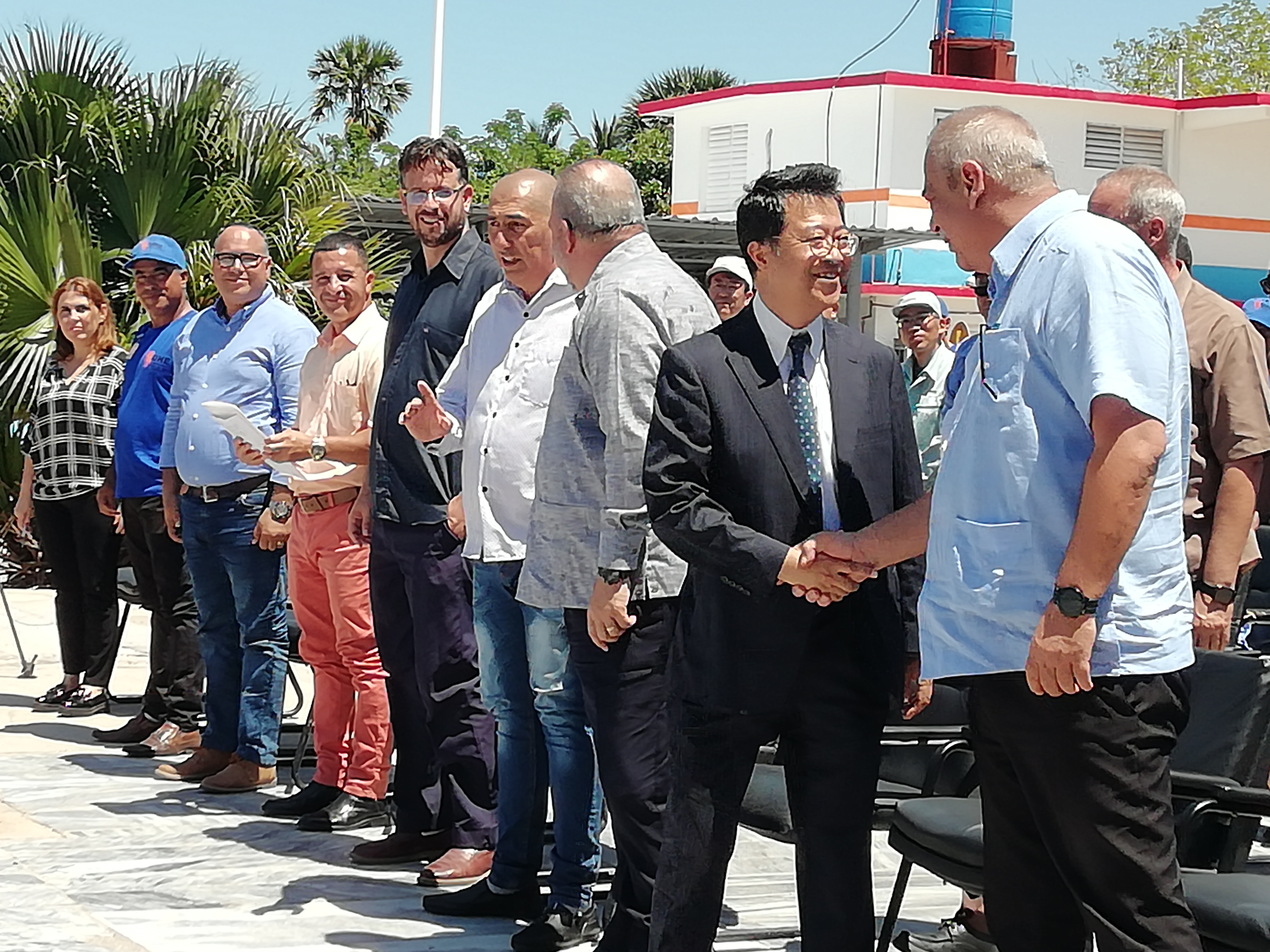 Completion ceremony at the Unión Eléctrica de Cuba (UNE) power plant. Minister of Energy and Mining De la O Levy (far right) and Ambassador Hirata (second from right) shake hands during the ceremony