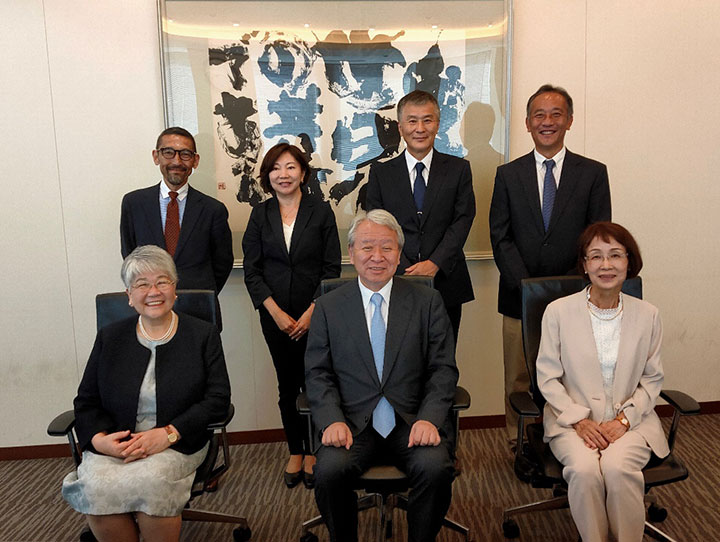 From left in the front row are Ms. Matsumura; JICA President Tanaka; and Ms. Nishinaka. In the back row from left are Mr. Otsuka, Chief Secretary of the Office of the President; Ms. Miyazaki, Director General; Mr. Onishi; and Mr. Tachibana, Director General of JOCV.