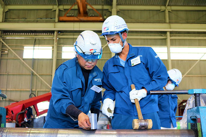 An ABE Initiative participant from Mauritania receives guidance while serving as an intern at a Japanese company.