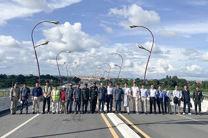 The ten JICA staff and experts who participated in this mission pose with border officials at the new Stung Bot border between Cambodia and Thailand.