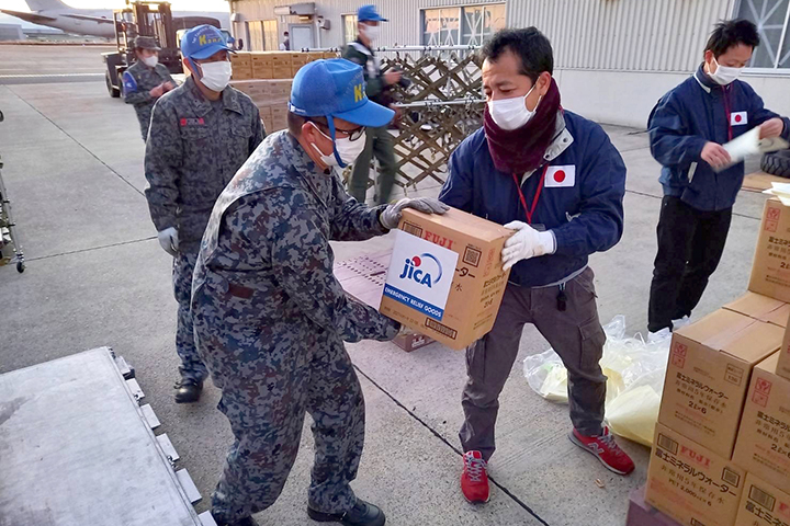 The Japan Disaster Relief Team entrusting emergency relief supplies provided by JICA to the Japan Self Defense Forces for delivery to Tonga.