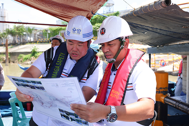 A project manager from the DPWH with a JICA expert
