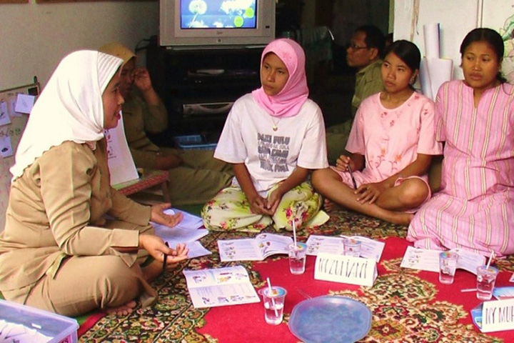 A motherhood class utilizing the MCH Handbook