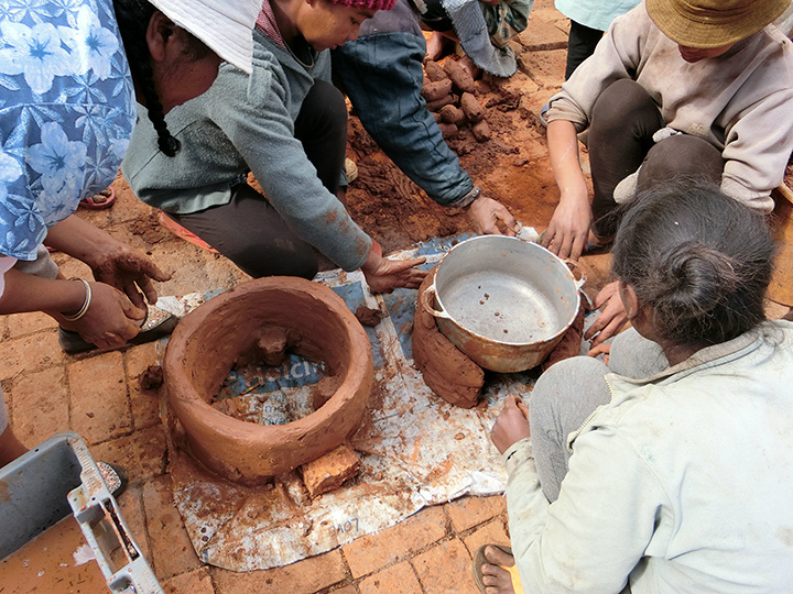 Farmers learning to make a stove with higher thermal efficiency.
