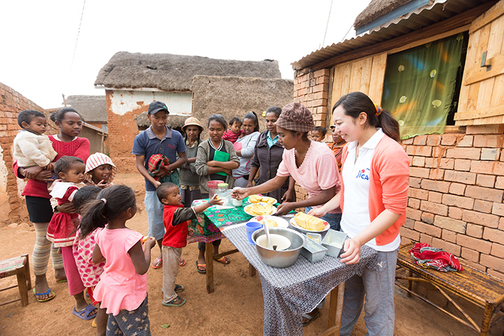  A Japan Overseas Cooperation Volunteer works on nutritional management of residents in Madagascar .