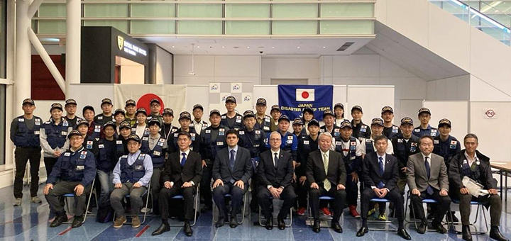 Ambassador Güngen at the airport to see off the Japan Disaster Relief Team (JDR) deployed to Türkiye.