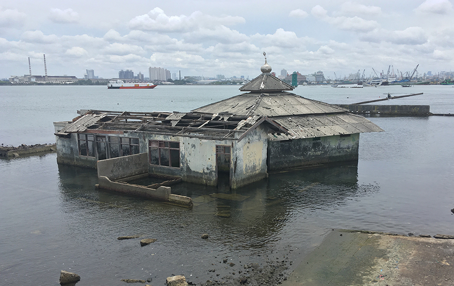 A mosque in Jakarta sank into the sea 