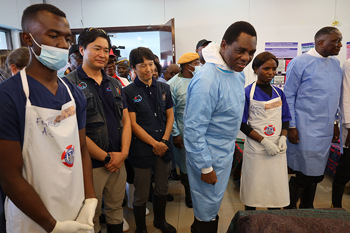 Zambian President Hakainde Hichilema and Norizuki visited the National Heroes Stadium to comfort hospitalized patients.