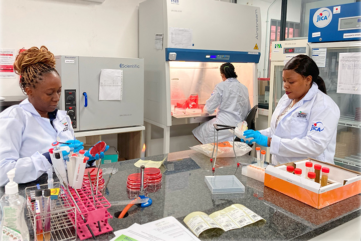 Lab Technicians at the ZNPHI conducting stool culture tests.