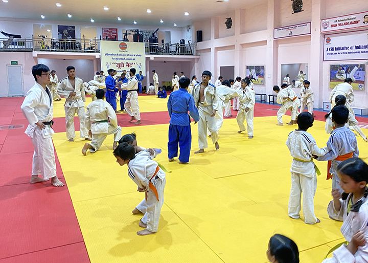 Nagao instructing at a local dojo.