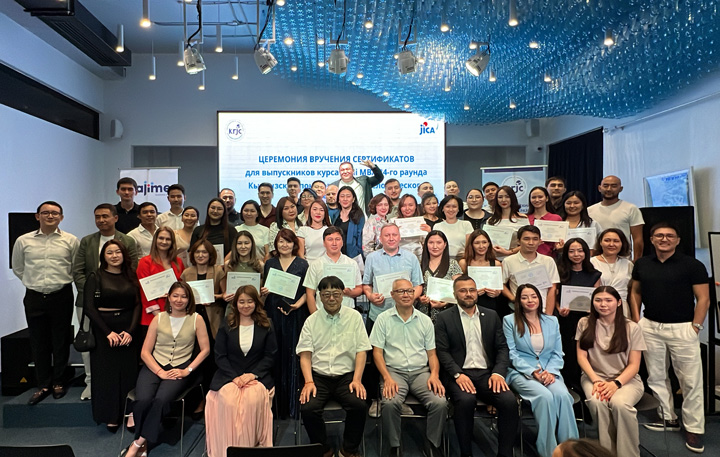 A group photos of the graduates.