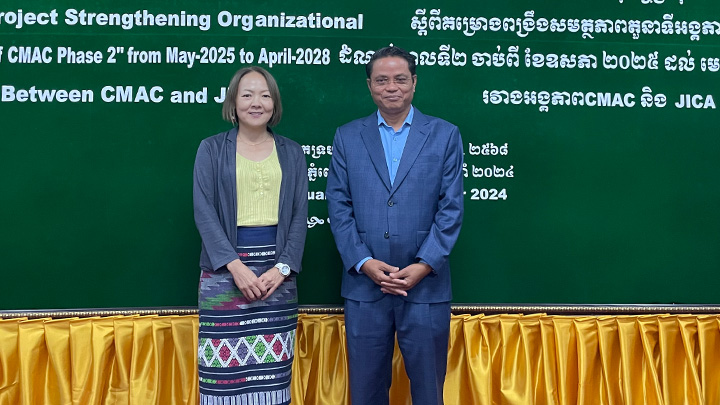 CMAC Director General Heng Ratana and JICA Senior Advisor Komukai. Director General Ratana has experienced the loss of family members due to the conflict.