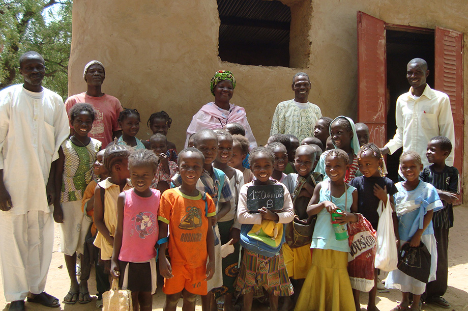 Pupils and SMC members at an elementary school in Mali