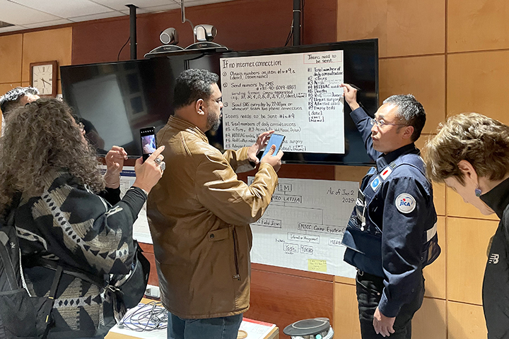 The survey team briefing the EMTs entering Gaza on how to use the MDS.