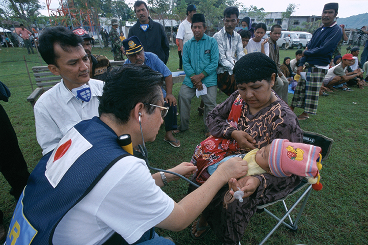 A doctor from the Japan Disaster Relief Team treated patients in the field.