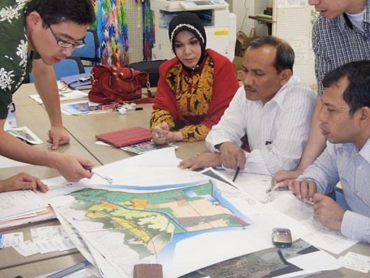 Representatives of Higashimatsushima City, JICA, and Deputy Mayor Illiza of Banda Aceh held a discussion