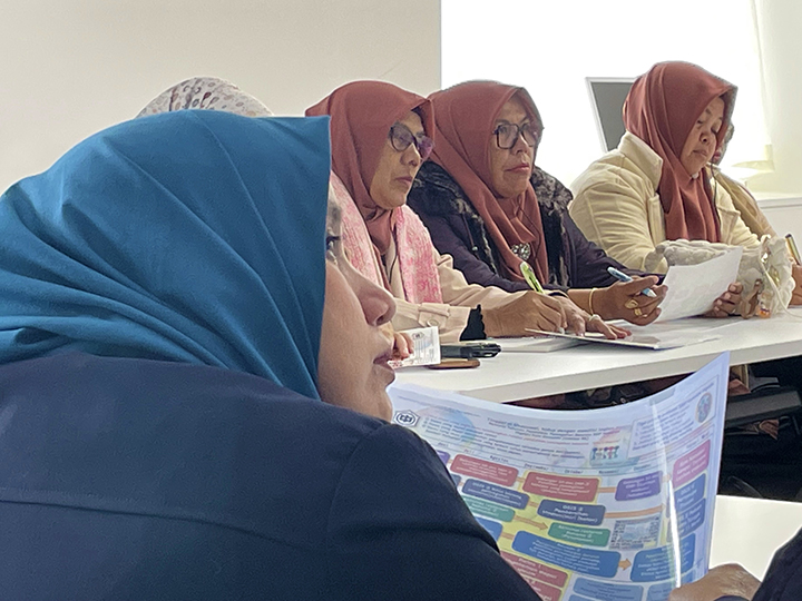 Participants from Banda Aceh learning about the Kamaishi Higashi Junior High School disaster risk reduction curriculum