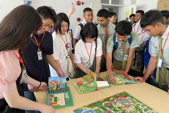 High school students from Banda Aceh and Otsuchi High School in Iwate Prefecture studying a disaster risk reduction education picture book 