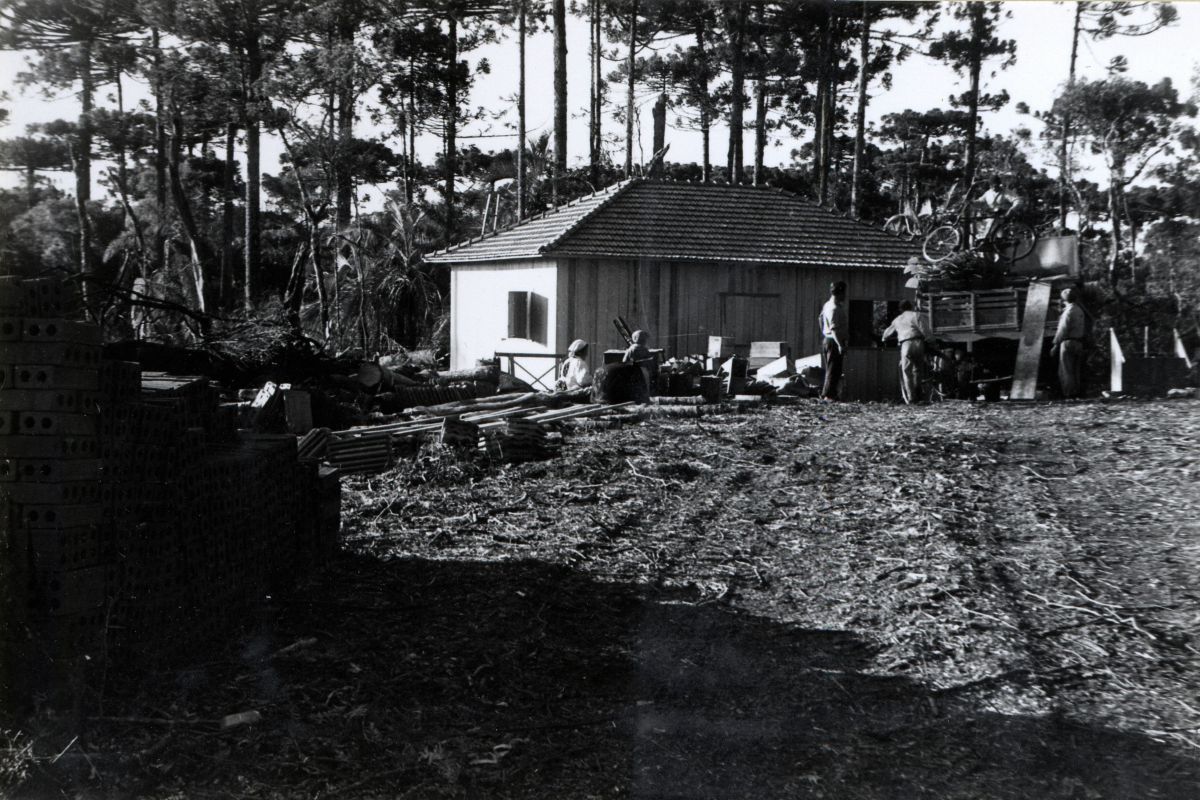 Japanese emigrants to Brazil arrive with their belongings and bicycles piled onto a truck.