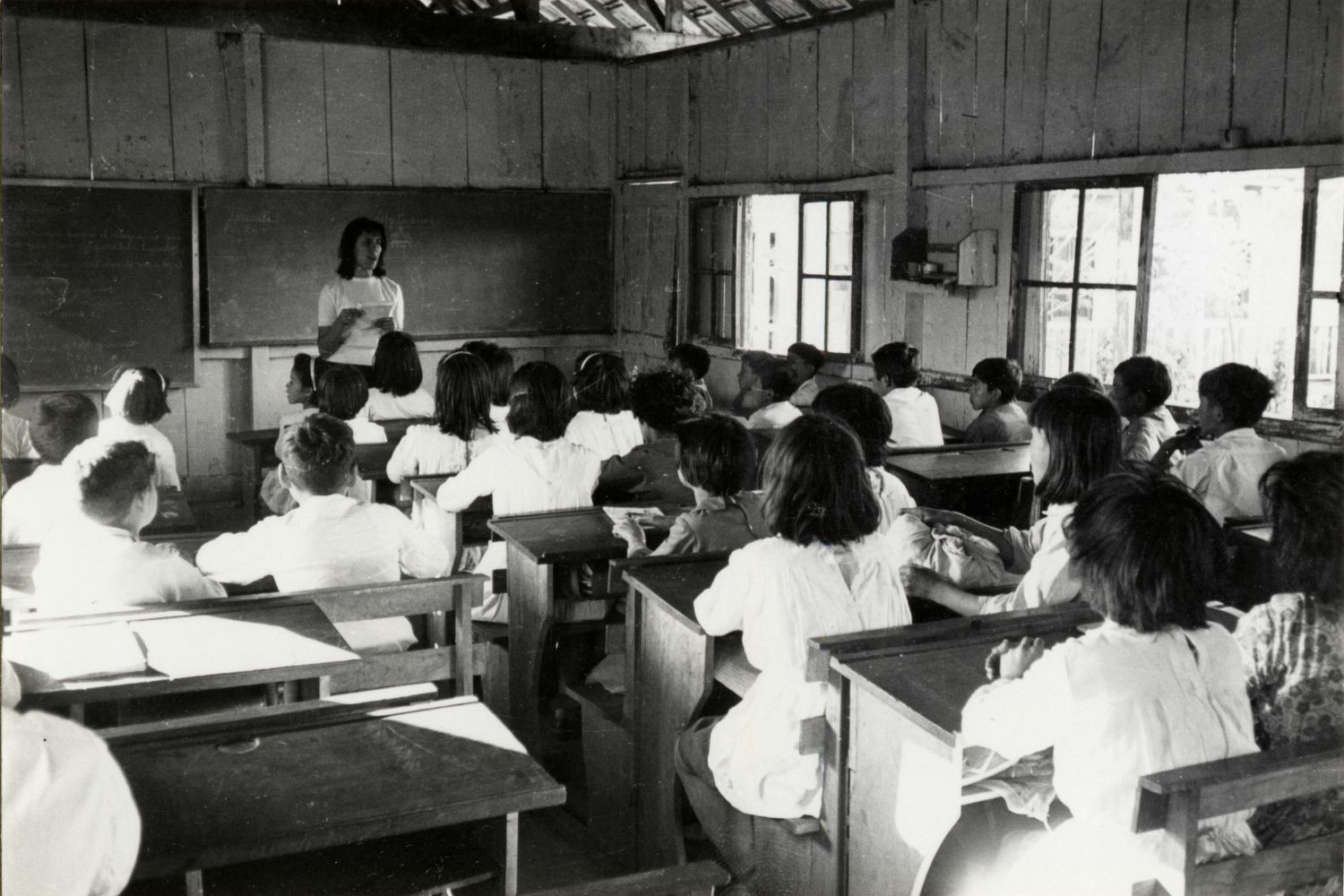 Students attend a Spanish-language class at a Japanese school in Paraguay. (Both photos are from the collection of the Japanese Overseas Migration Museum, JICA Yokohama.)